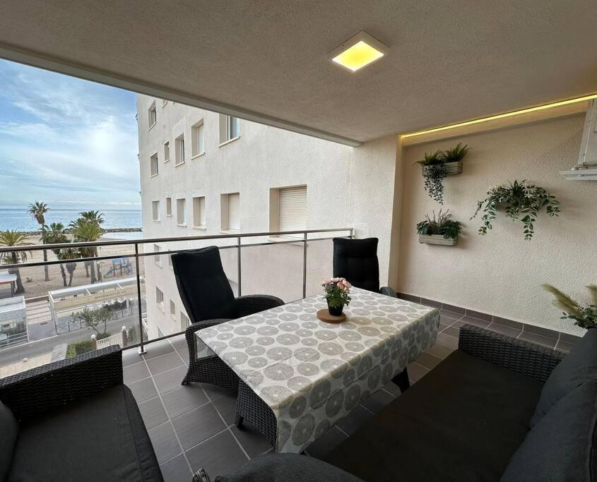 Appartement Cunit, Front Line With Sea View Extérieur photo